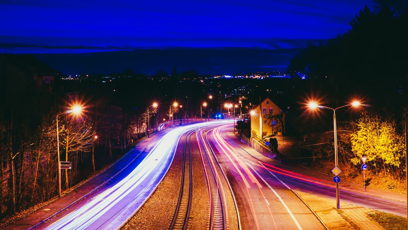 高清晰铁路车流光束壁纸图片