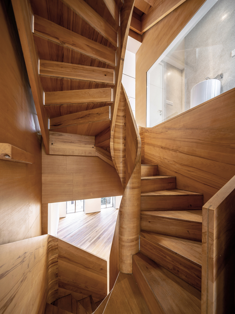 我们修整了沿街亭子间外的露台,增设了阳台以及顶楼亭子间的天窗,让场地里出现了数个附着在空间外不大但令人惊喜的室外或半室外空间,进一步增加了房间内外空间变化的节奏,丰富了空间体验。