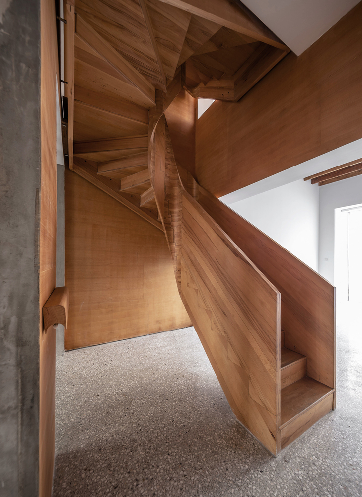 楼梯选用了拼合榉木板来制作,回应场地过去的记忆的同时,运用的当下的计算机技术,将三维的楼梯模型拆解成200多个可以相互卡接的零件,用数控5轴机器手臂雕刻制作,现场组装而成