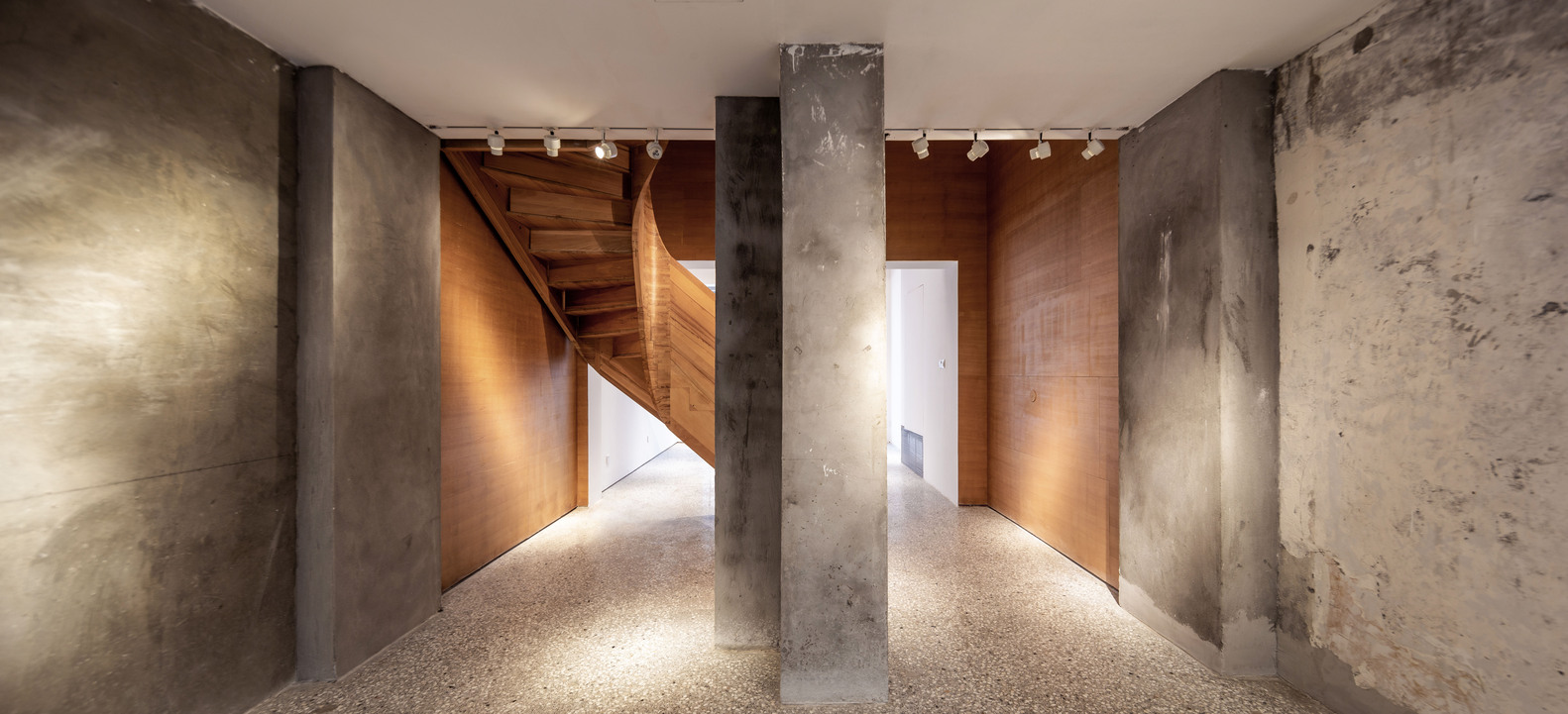 在小尺度空间的改造中,建筑元素对空间的影响显得尤为重要,因而我们尝试用改进建筑元素的方式去激活场地空 间。在保留里弄建筑特有的空间制式的基础上,我们通过对楼梯,窗户,露台等建筑元素的改变,在原初场地注入不 一样的空间感受,提供多重解读和体验的可能性。