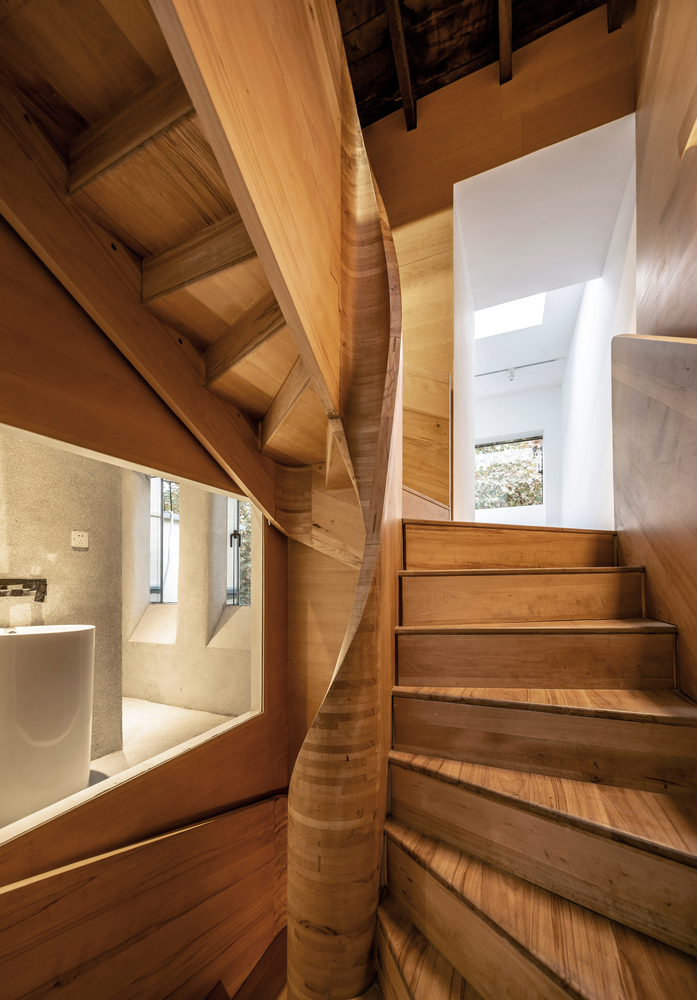 汾阳路展厅的整栋房屋建于1930年代,属于上海典型的新式里弄。房屋所处的街区 在外立面保持着相对的连续性,室内的草泥灰墙皮几近脱落,面积不大的房间里存留 着的钢窗让室内显得昏暗,砖木结构的房间内弥漫的气味暗示一种近乎废墟的体验。