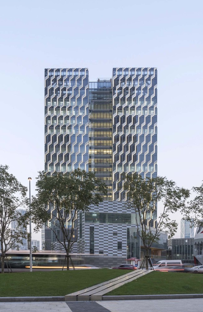 尚悦湾・西街的外立面设计,延续了Benoy一贯优雅而简约的设计形式、材质与色调。在设计师看来,海纳百川的包容性才是上海真正的特点,因此在建筑立面上做了不同语言的尝试,在视觉上呈现活泼和跳跃感。设计师从上海石库门中提取元素,对传统老窗格做了现代抽练,重新演绎