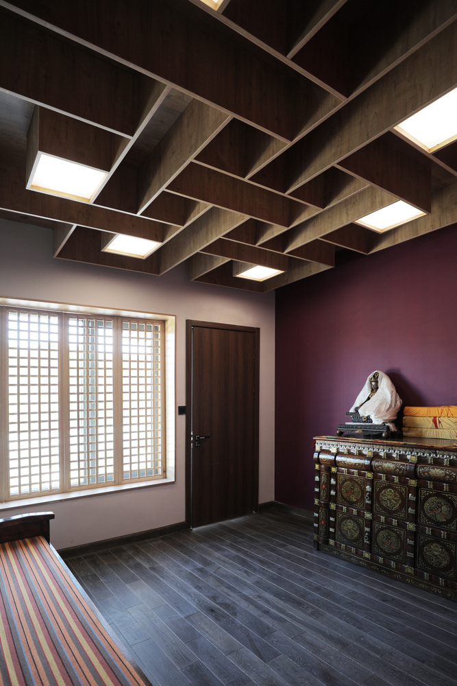 藏族的洁净观强调“内外有别”, 以家庭核心空间为圆心,越是内部的,越是洁净。因此,爷爷奶奶居住的一层空间中,保留卫生间设置在小院靠外墙的位置,在二楼区域增加了室内卫生间。藏族总是尽可能地利用户外空间活动,因此,加建部分的楼梯连通新建的厨房和厕所的屋顶平台, 成为将来洛桑一家主要的室外活动空间。在流线方面,外部拜佛的亲戚通过庭院的楼梯进入到二层佛堂,并通过内部楼梯连接回到阳光房。这样可以避免亲戚朋友到访时对一楼老人休息区的打扰。女儿也可以通过阳光房的爬梯进入的活动房,并通过室外楼梯上到屋顶平台。