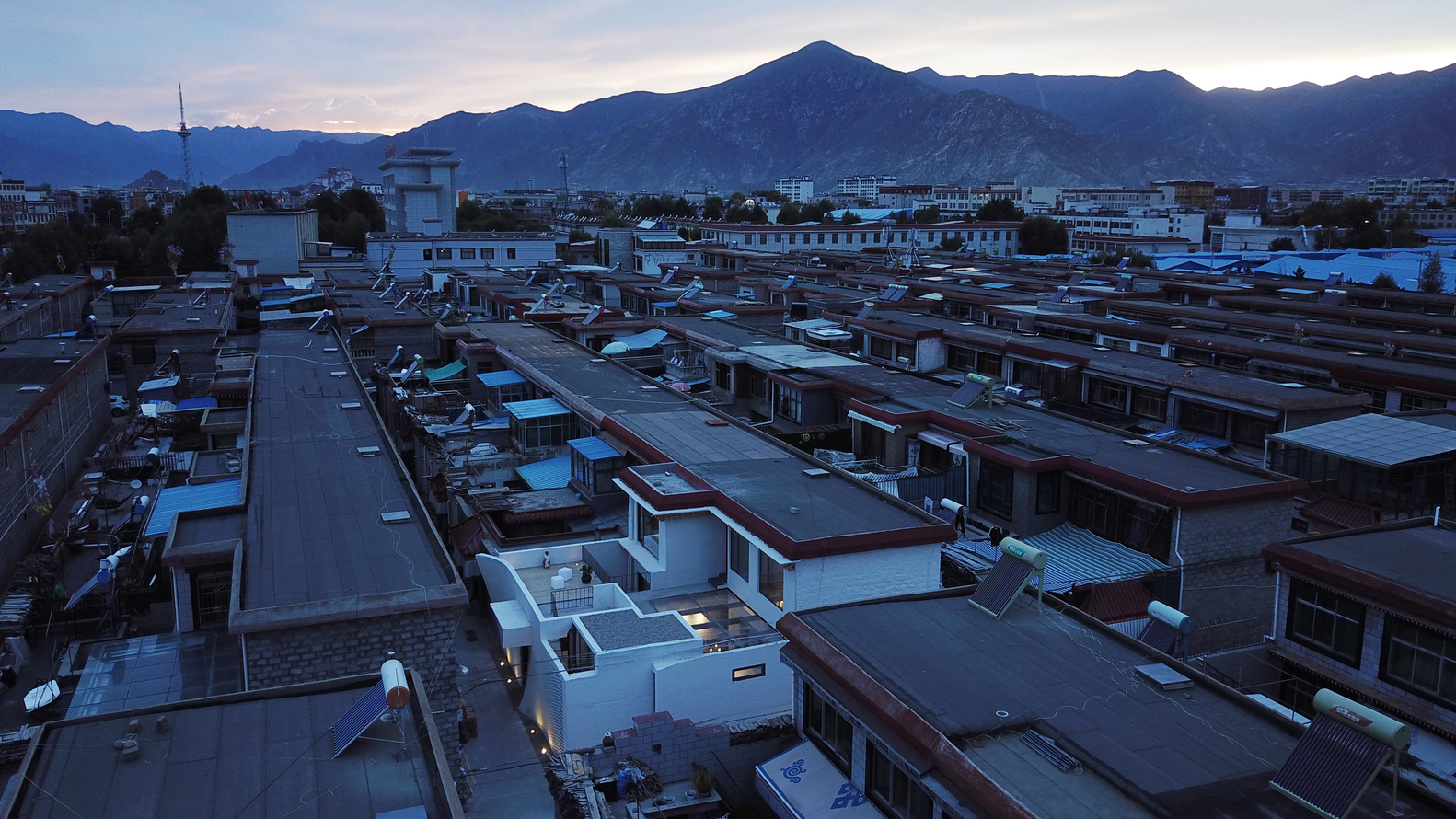 佛堂,是藏族院落的“精神”化空间核心,需要光,但是需要不一样的光。在整个新的院落中,建筑师设计了两处佛堂空间,一处为相对传统的佛堂,位于二层,通过窗户的木质格扇,控制进入的光线。另外一处为新式的佛堂,位于地下一层,天光的控制,为地下佛堂营造神圣静谧的空间气氛。由于佛堂是藏传佛教每天修行的区域, 建筑师尽最大可能的对当地信仰的尊重的同时,在细节上增加了一些当代设计特性的空间处理。地下室佛堂入口采用木结构与点状光照明,与室外庭院带来的天光呼应,减少从一层院子通过蓝色楼梯到达地下室时的压抑感。可活动开合的木头镂空屏风门将地下室空间一分为二,增加了进入空间的仪式感。二楼的佛堂采用传统民族吉祥结符号设计的天花,暗含回环贯澈,一切通明,永无障凝的寓意。