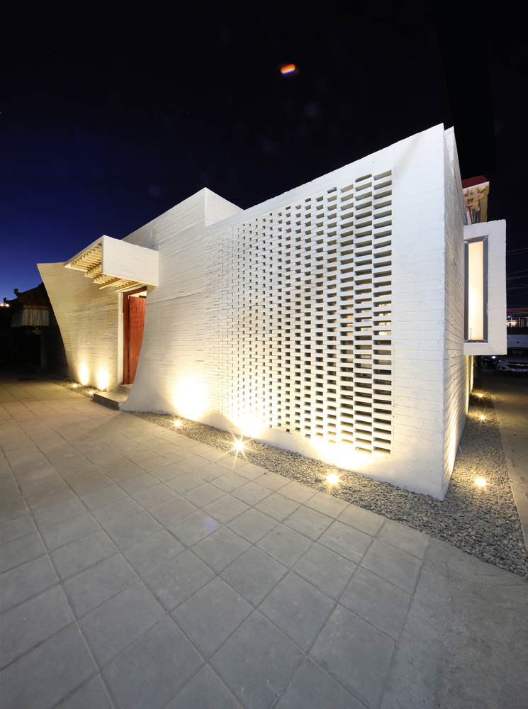 随着室内现代取暖设备的普及,当地家庭里在院子里搭建阳光房,是承载着西藏人一天起居、吃饭、休息、交流的场所。在原始房屋结构允许下,建筑师将一楼阳光房和客厅贯通,使得室内采光充分得改善并拓展了阳光房的使用面积。这样,“冬室”和“夏室”的活动都发生在阳光房当中,成为当下藏族居住院落的“世俗”化空间核心,也是最光亮的空间。