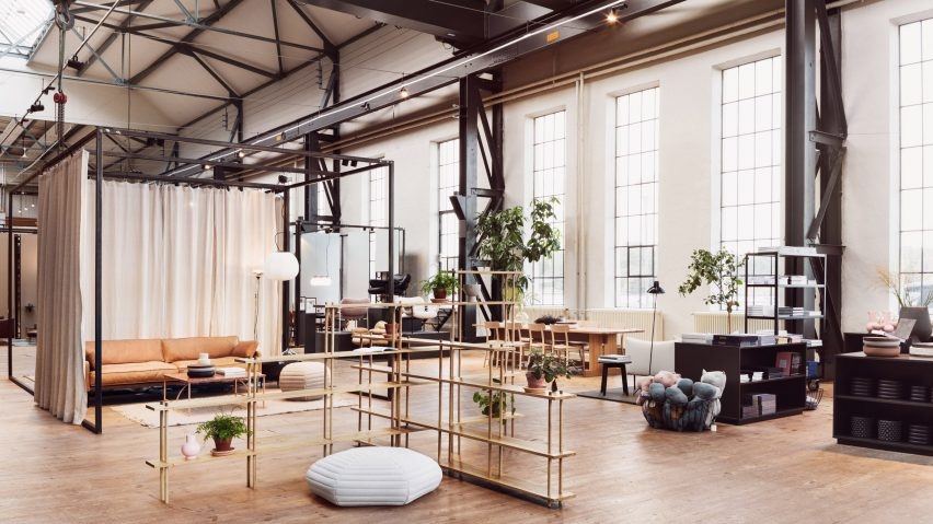 坐落在一个19世纪蒸汽机车间内的公寓室内设计图片