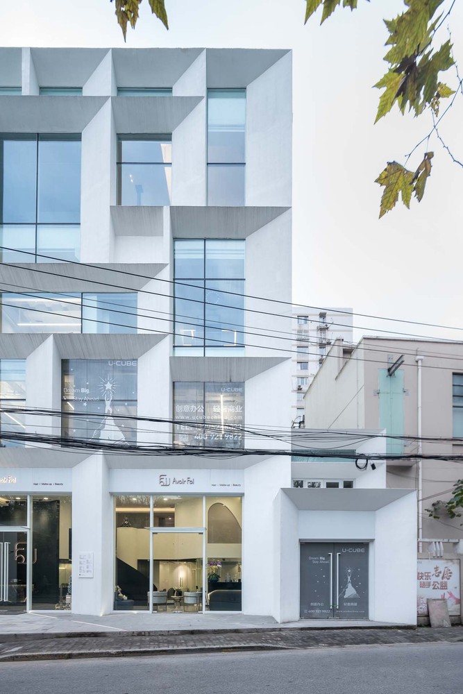 办公楼共5层,一层空间主要由沿街直接进入;二层及以上通过东侧通道进到内部门厅转换进入,东侧设有独立的办公大门,便于管理;穿过一个线性的景观庭院可到达东南角的办公大堂,由闹到静的过渡,由显入隐的转换,注重人的内心体验,传递了特有的人文内涵与品牌价值。