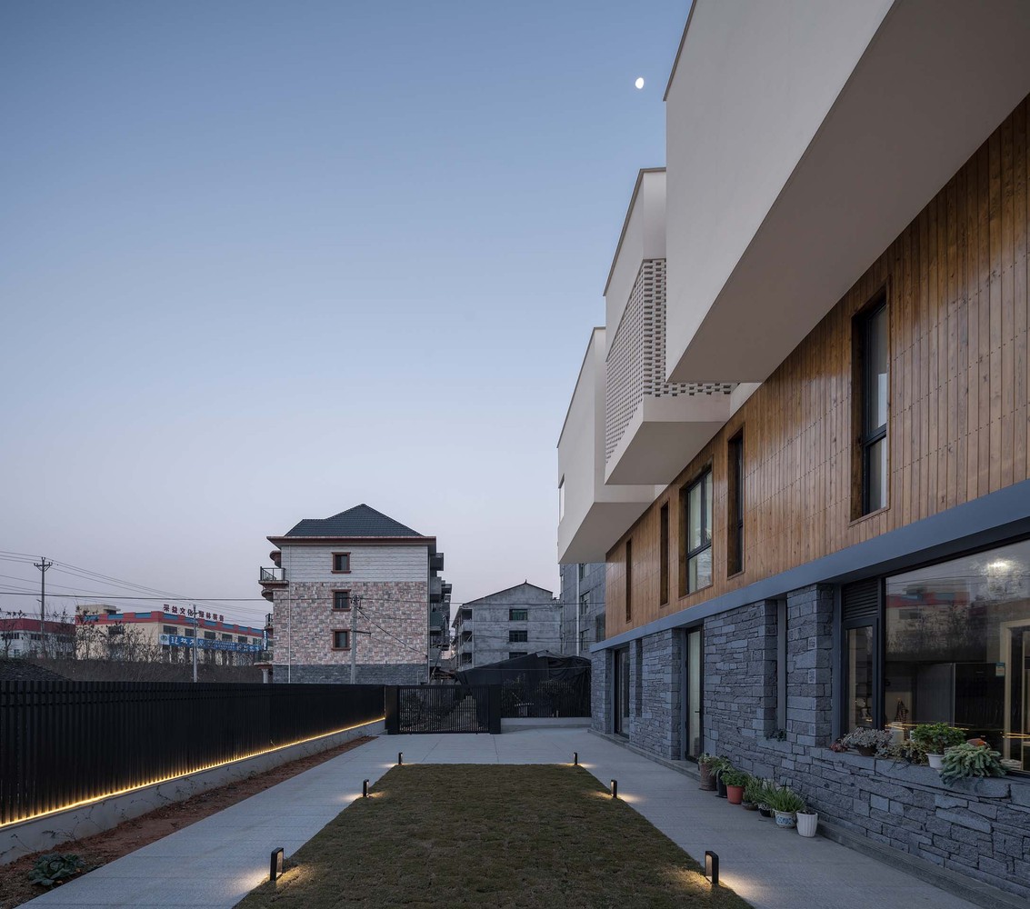 这座住宅是UM对于新农村建设中基于地域环境和居住方式的一个探索。江浙沪地区大量复制化欧式风农民自建房已经造成了传统村落风貌破坏、空间压迫和审美贫瘠,寻求解决这一问题的途径是当下需要重视的一项紧迫挑战