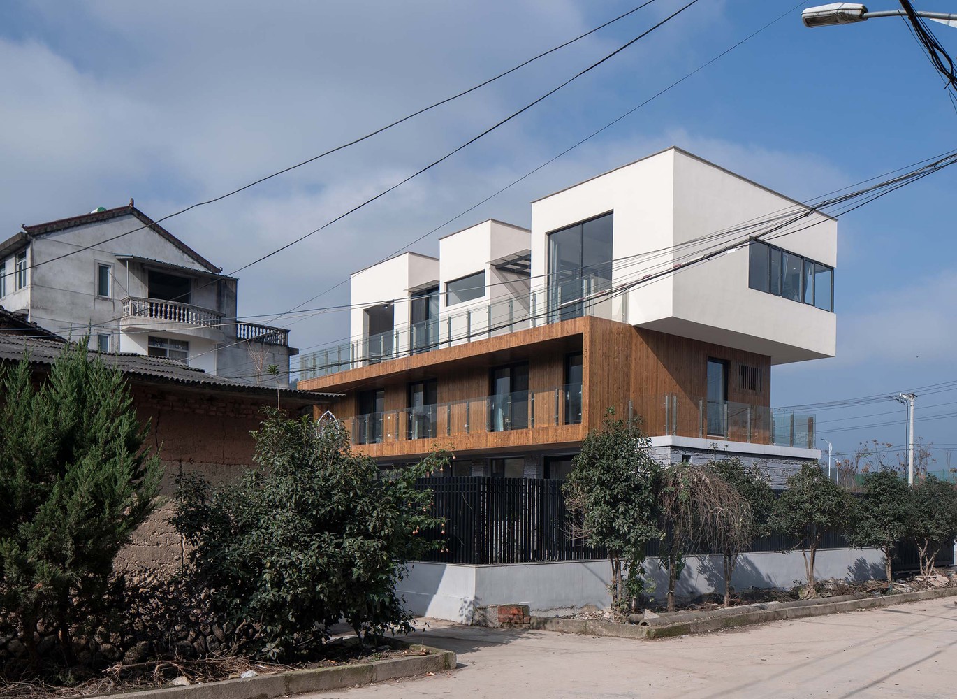 UM即使在小型住宅中都尽可能的融合地域文化、建筑材料和施工工法,在低成本建造的同时创造一种“理想居所