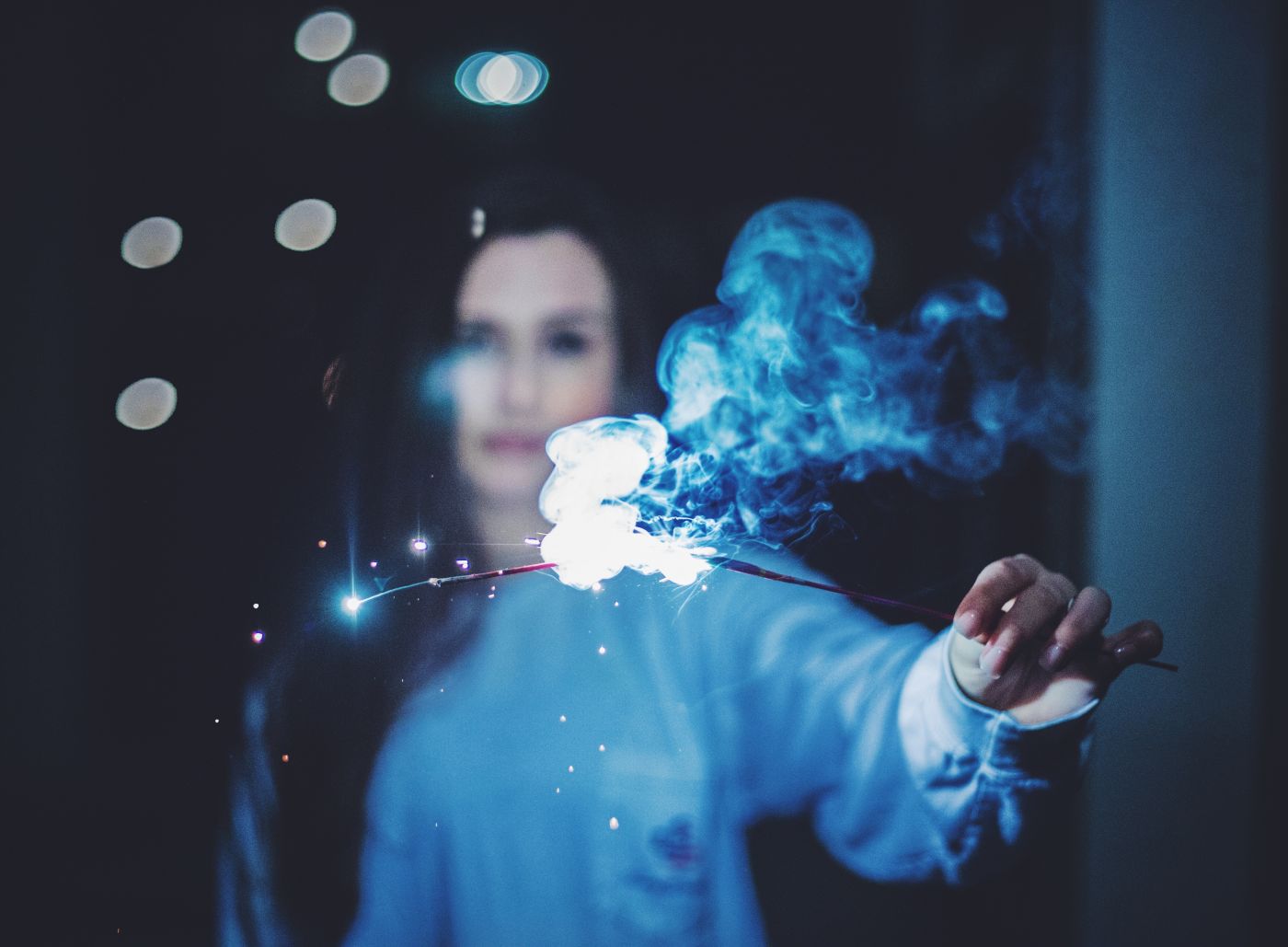 高清晰放烟花的女人壁纸