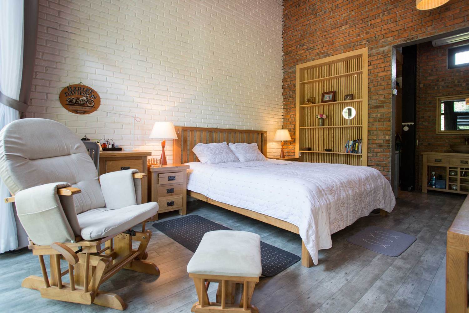 入住一段时间后,两个家庭向我表达了他们对新家的享受与满足感。他们告诉我住在新家的体验,清晨活力满满地起床,呼吸新鲜空气,下午一边放松一边看着猴群在森林边缘跳跃玩耍。在那一刻,他们看上去真的非常满足