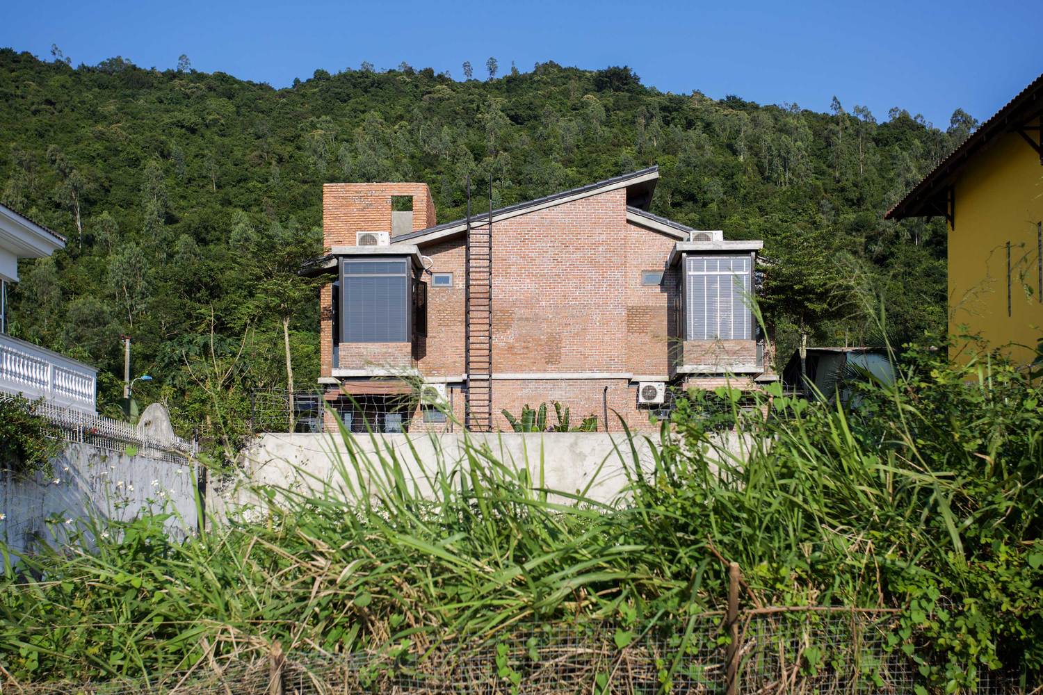 建筑二层包括一间宽敞的卧室和以玻璃房顶覆盖的大露台。从卧室内或是露台可以直接看见山茶山,让人感觉就像是可以触碰到森林。