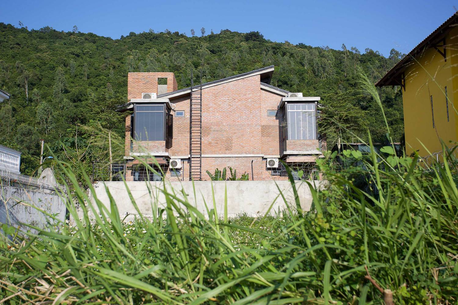 我们在只用钢和砖块设计这一点上达成了共识。建筑分为两个不同部分,拥有相似的功能及设施,通过中部花园对称隔开。花园和主入口一样,都作为两个住宅间的中介空间;同时整栋建筑的外部又给人浑然一体的错觉。