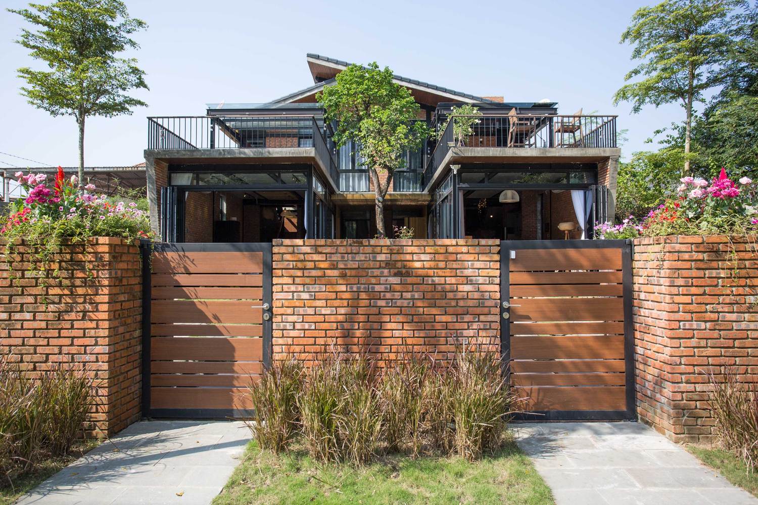 场地共380平方米,拥有40%的许可建筑密度。户主要求设计一座结构简单,与自然相处融洽的简约建筑。虽然建筑设计从外部看上去是一栋,两个家庭依然可以拥有他们各自独立的生活区域,并共享内部公共空间。