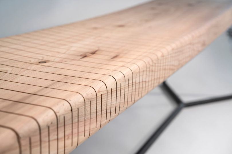 利用木材垂直切割使座椅弹跳的弯曲的木凳子---酷图编号1254566