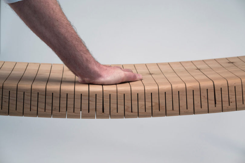 利用木材垂直切割使座椅弹跳的弯曲的木凳子---酷图编号1254568