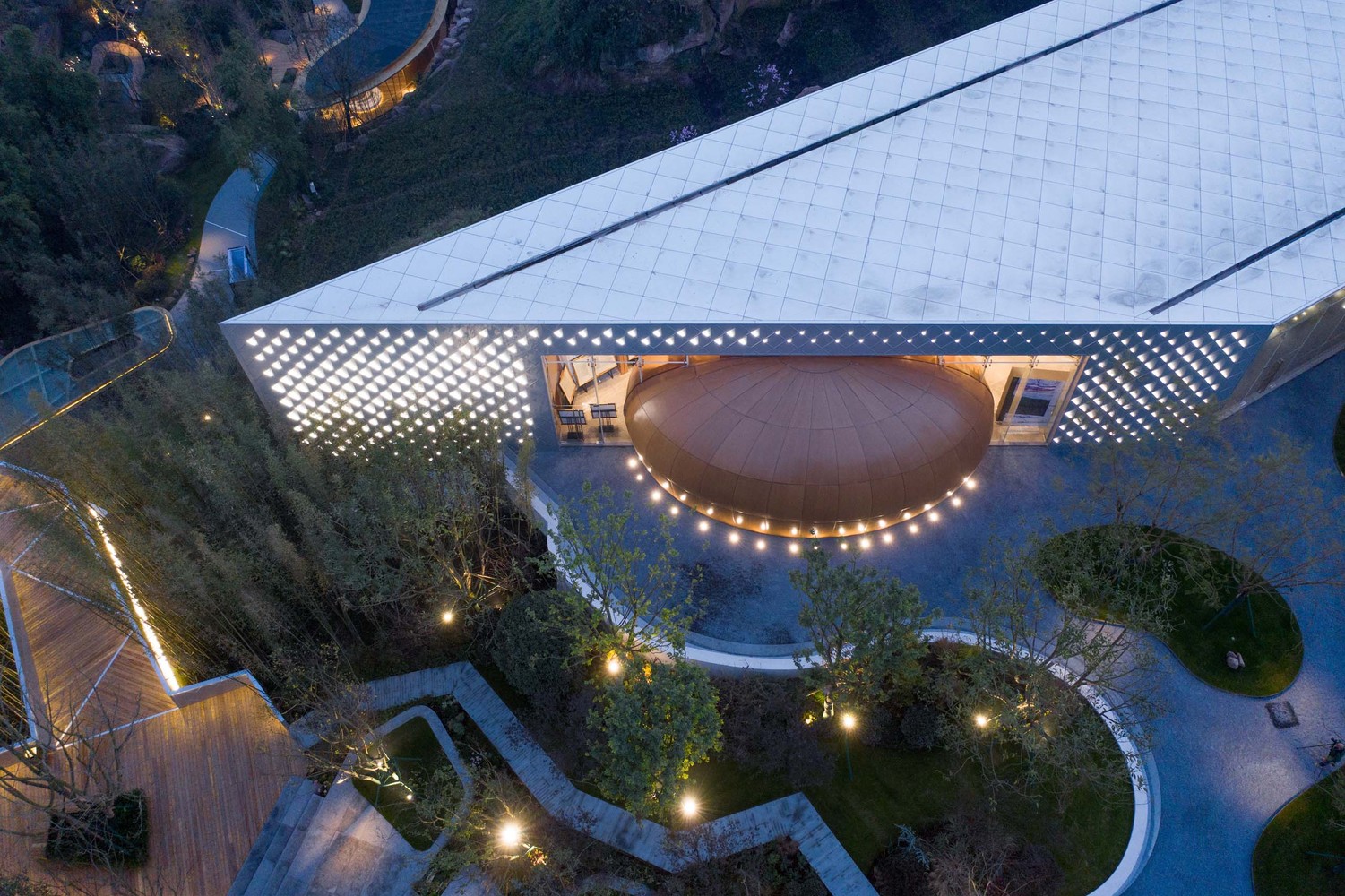 木结构构件全部由盐城工厂提前预制,为不破坏建筑美感,胶合木柱与格构木梁体系相交时,将柱头外露钢件与木柱内嵌钢梁用螺栓与植筋胶巧妙连接,隐藏节点,保证设计的利落与干净。