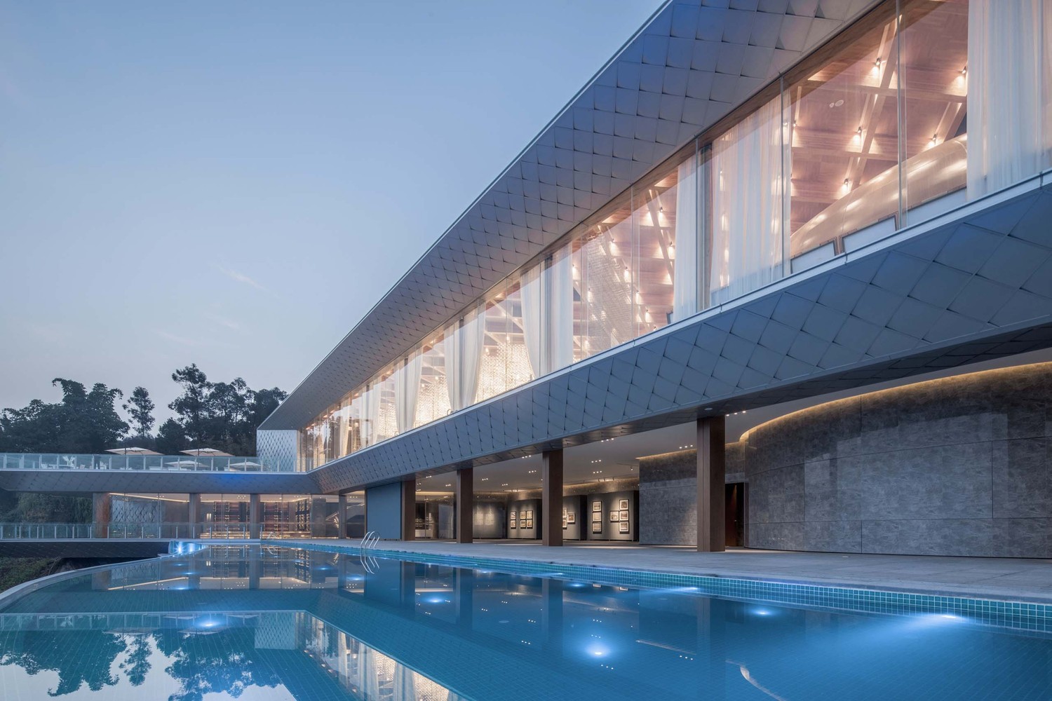 本案主体为胶合木结构,墙体与屋面为轻型木结构,是高装配率建筑,能够突破悬崖场地施工难的限制,在阴雨绵绵的冬季,仅3周之内便完成主体结构的搭建。施工现场无需塔吊,降低了施工场布的需求及费用。