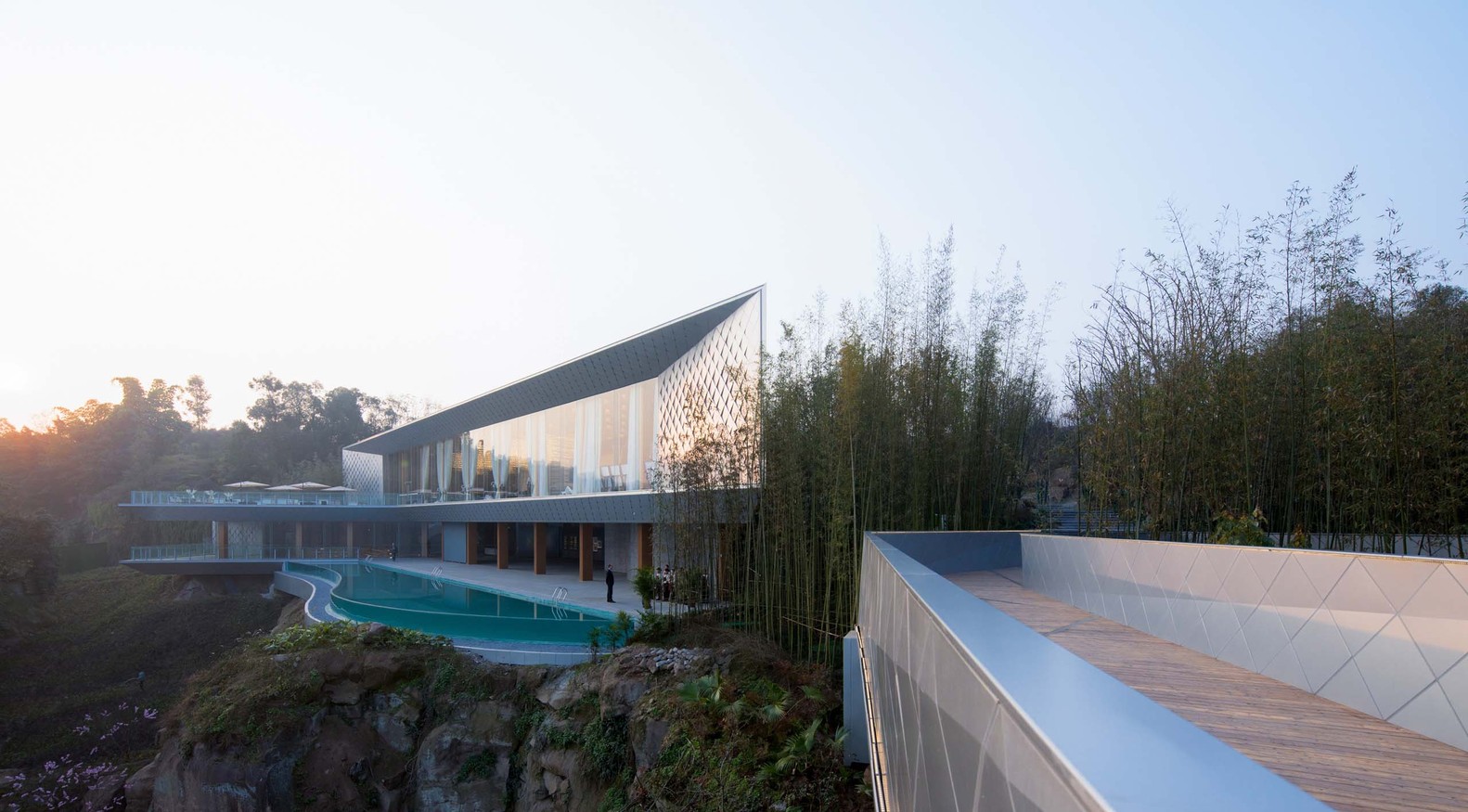 建筑的实面表皮采用色调为高级灰的金属铝板,以三角形为母题的构图方式排列。对铝板进行了变化设计,采用参数化技术,精确的控制到每块铝板的折角变化,通过有序的数学排列使建筑表皮产生优美的变化,使得建筑带有正在进行的流动之美