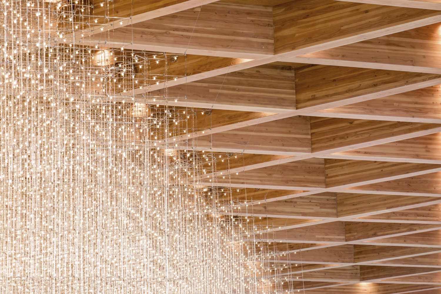 表皮图案与菱形格构相呼应,重复的图案发挥到一种极致的表现时,就体现双重重复性。重庆部分时节光影不强,建筑师突破自然光影所产生的限制,利用材料的特性塑造出更细腻与若隐若现的光影效果。使表皮成为内外领域之间的一层薄膜,突破与超越了以往窗与墙所组构的形式,成为可感知的界面。