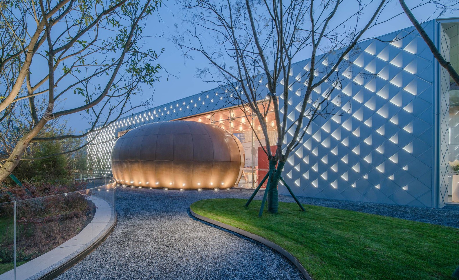 设计上追求内部功能的理性清晰明确的逻辑思考,把内部的事物规则体现在外在形式上。在这座临崖会所中,简单明确的几何形体堆砌与穿插,包含展示中心、时光画廊、球形放映厅、临崖无边泳池、露台酒吧等,将室内外空间连成一体,通透而又自由流动