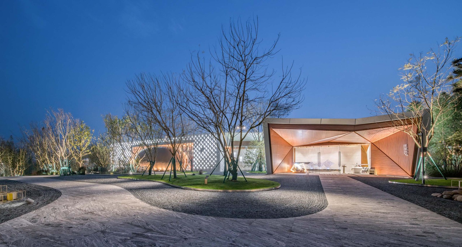 建筑强调一种透明与轻质的特性,并呼应建筑与自然之间暧昧关系的存在。当面对自然时,经由空间中隔断界质的界定所表现出来的那种人和自然之间所存在的可见或不可见的暧昧与模糊的关系,与细致情感的再抒发皆于本案中体现。东北侧的竖向观光电梯,高度约为30米,是人与建筑连接的桥梁