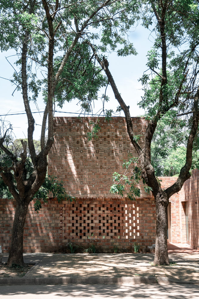 阿根廷41平米沉重红砖虚空构筑神性场所---酷图编号12