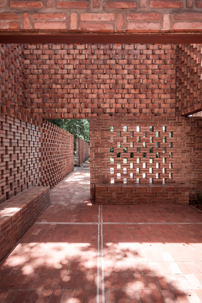 阿根廷41平米沉重红砖虚空构筑神性场所---酷图编号6