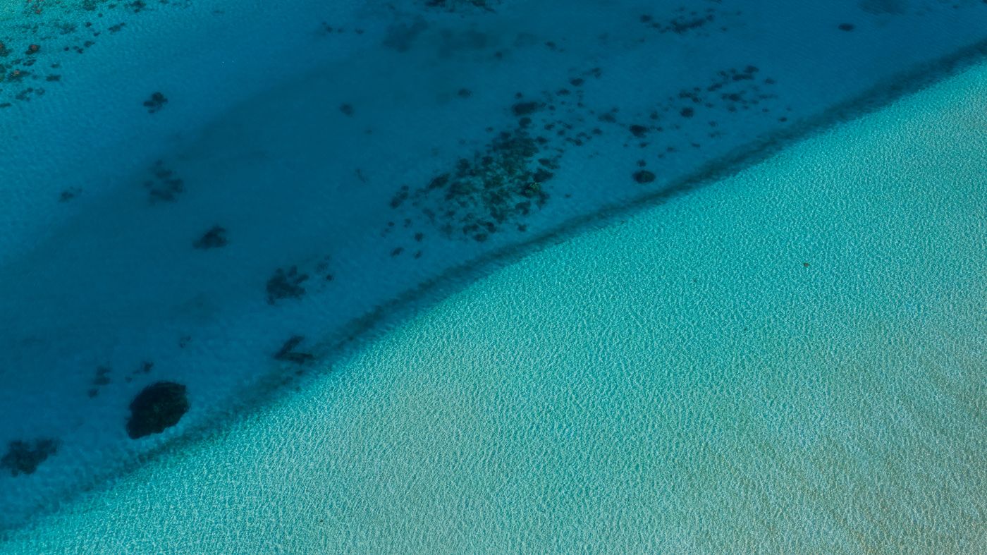 高清晰蓝色对折海域壁纸图片