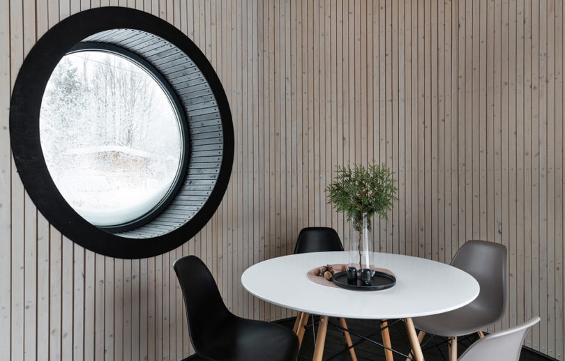 易于现场组装,部件采用100%可回收材料制成。它可以放置在各种类型的基础上 - 混凝土板,金属墩等 - 用于不同的区域。