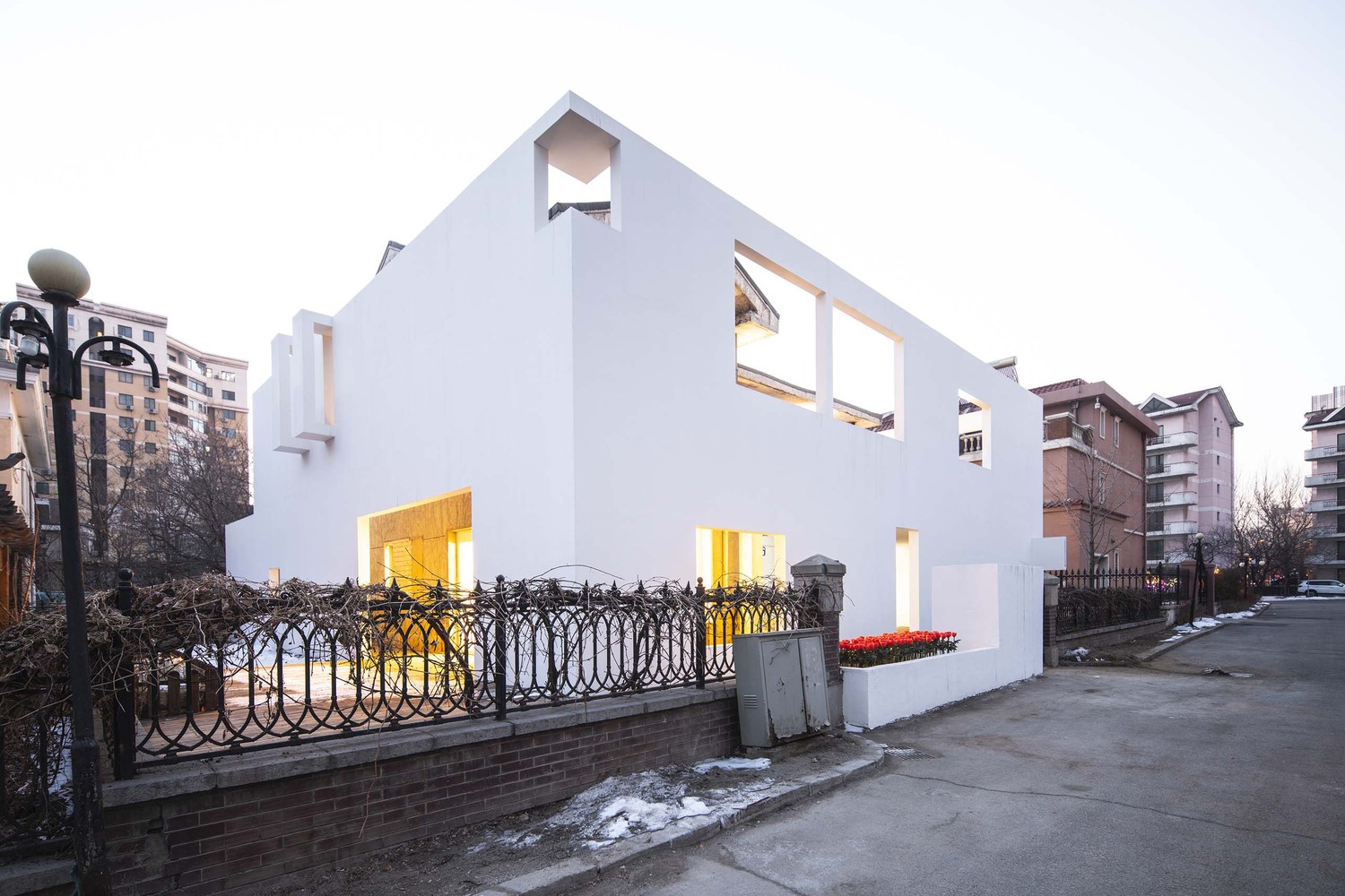 别墅内院长满了花草,有的变成了菜园。随着城市大开发,沈阳的城市中心移向了浑南以青年大街为中心的城市中心。相对周边环境的“突变”与河畔花园的 “自然”回归,形成了时间的回流。E29号别墅是二层坡顶的建筑,从建造初期直到现在没有改变,改变的只是建筑物好像穿上了一层长满爬藤的‘外衣’。