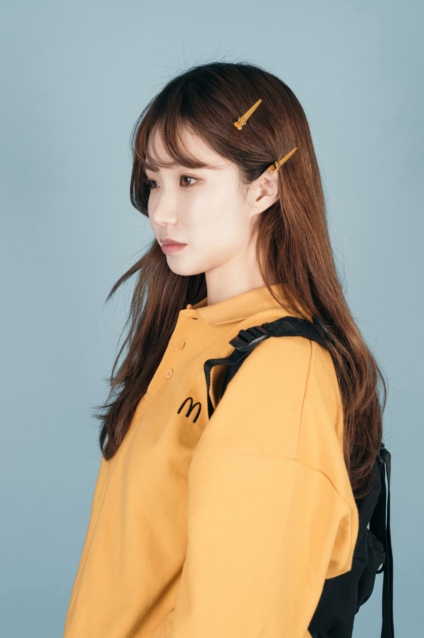 背双肩包穿黄衣的亚洲姑娘图片