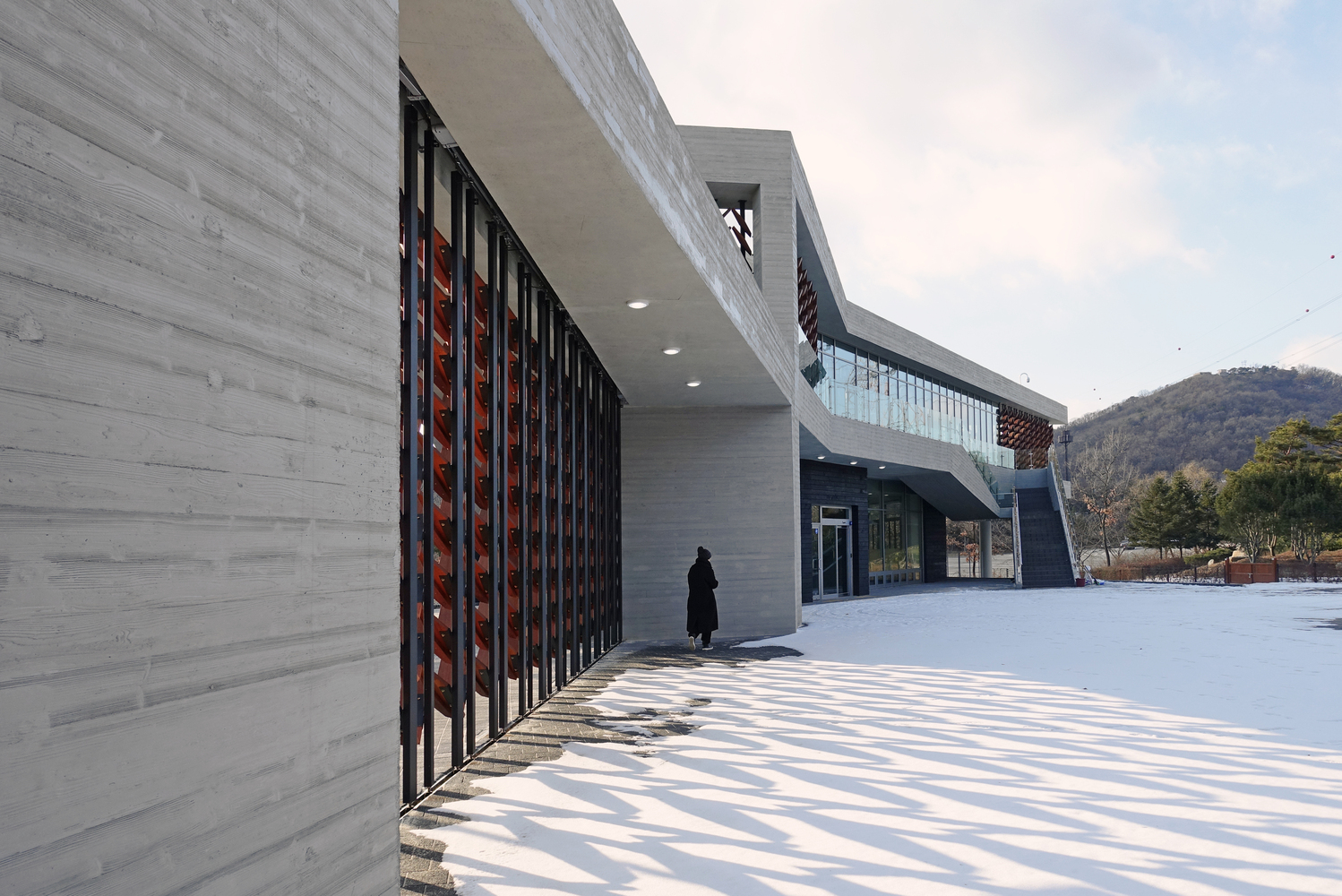 景墙(高4米长30米)依据反映人们的活动和建筑内部的微气候的参数打造出实时场景,创造出人们和建筑之间的互动以及室内外空间的交流。人们可以通过景墙营造出的空间内的实时场景来开展空间体验,即为情景建筑。