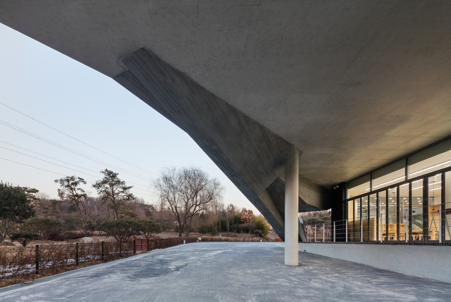 不同于原有的木材博物馆,新建筑聚焦于通过建筑手法让当人们不用通过典型的展览形式时也能感受到木材的质感。这座建筑本身已成为一个展示木材质感的场所,人们可以在此通过看、嗅、听、摸来感受不同的木材,而建筑氛围在时间上和空间上都与外面的树林相一致。