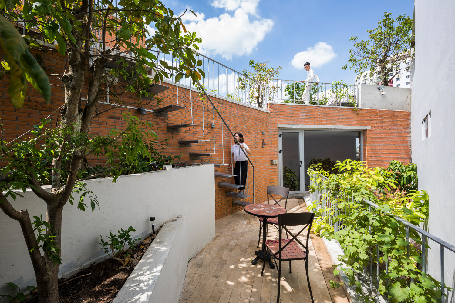 客户提出的第一个要求是“一个大型绿植花园”,可以让孩子们在那里玩耍,也可以让成年人和他们的家人以及朋友们一起烧烤。此外,客户还希望有一个大游泳池,有锻炼健身的空间,还有给外婆准备的卧室,以及客厅和带厨房的餐厅,还有一个足够大的停车场,所有这些都安排在一楼。因此,我们建议将“大型绿植花园”的概念变成一个连在一起的小花园。