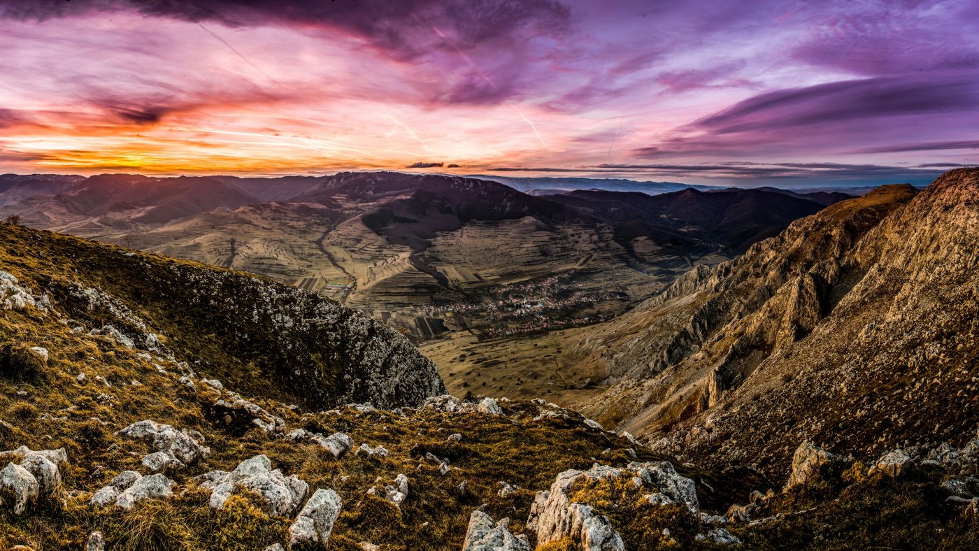罗马尼亚石头山小镇图片