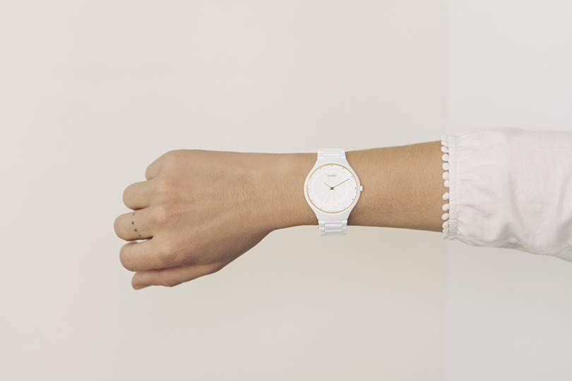 设计师在Rado最薄的手表中创造出深度和厚度的错觉,表壳只有5毫米厚。在表盘边缘加上12颗金黄色的小钻石,真正的纯白色高科技瓷器。它目前仅有1001件限量版,每件都有一个特殊的背面雕刻。