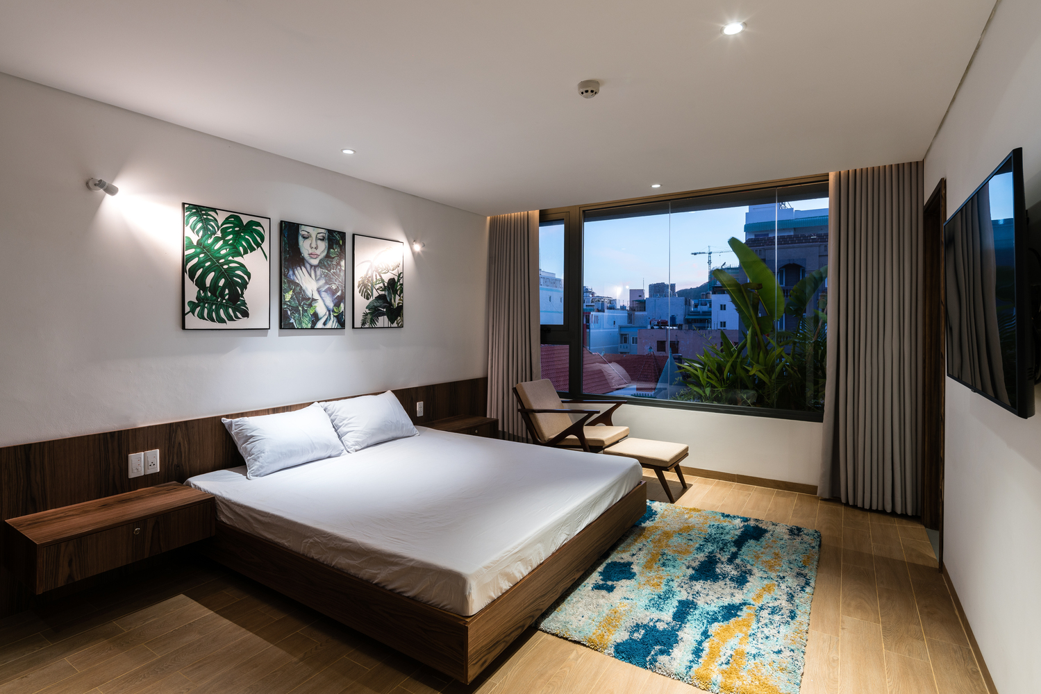 我们在建筑物前立面的设计了一个种树的大空间,保护住户的室外空间的隐私。顶层公寓使用了混凝土天花板和木墙。门厅的设计采用了木材和水磨石台阶,使整个空间更加和谐舒适。其他室内材料使用了天然木材和白色或橡木贴面的HDF来让室内更加温暖和明亮。从建筑的前部和后部空间我们都能够享受到城市的景色