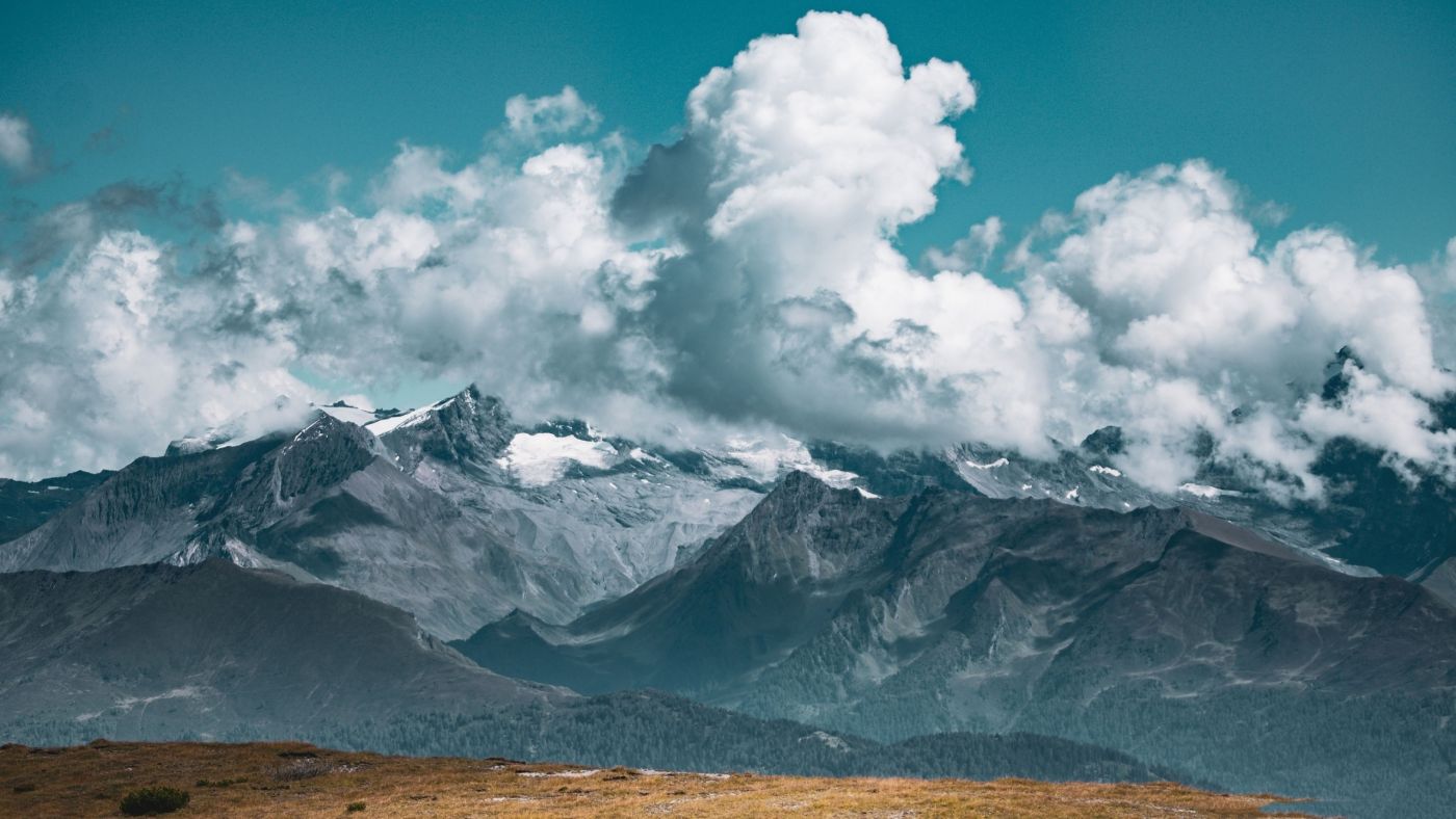 白天蓝天白云下的绿山景观摄影 · 免费素材图片