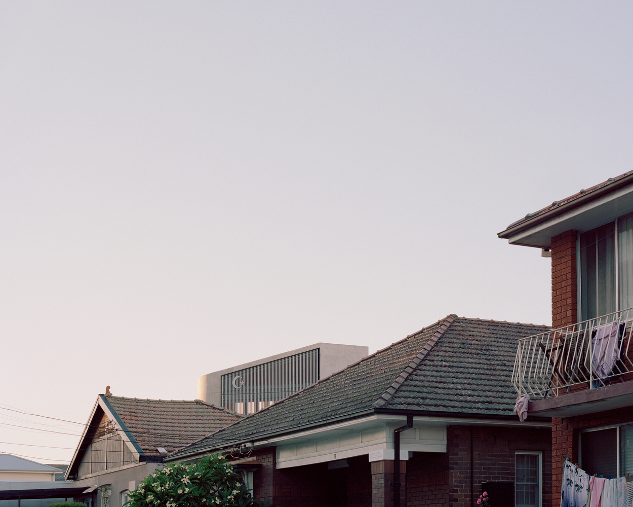 雕塑般的不规则混凝土斜顶天花板通向清真寺主祈祷空间,参考了传统伊斯兰建筑中“m壁龛(muqarnas)”的装饰性拱顶,102个不规则混凝土壁龛的每个中心都有一个直径30毫米的洞。阳光通过壁龛被引入主祈祷空间,从黎明祈祷到中午和下午祈祷,再到日落和晚上祈祷,太阳移动时照亮了这个空间。
