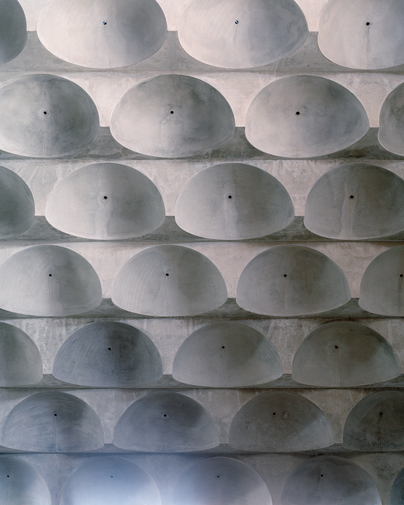 第二阶段清真寺行政大楼和社区教室位于第二庭院周围。第二个庭院也可以向清真寺开放,供大型宗教节日和活动使用。设计预留了灵活度,庭院之间的物理连接可以被拓宽,使整个校园可以用于宗教教学和其他课外社区活动。