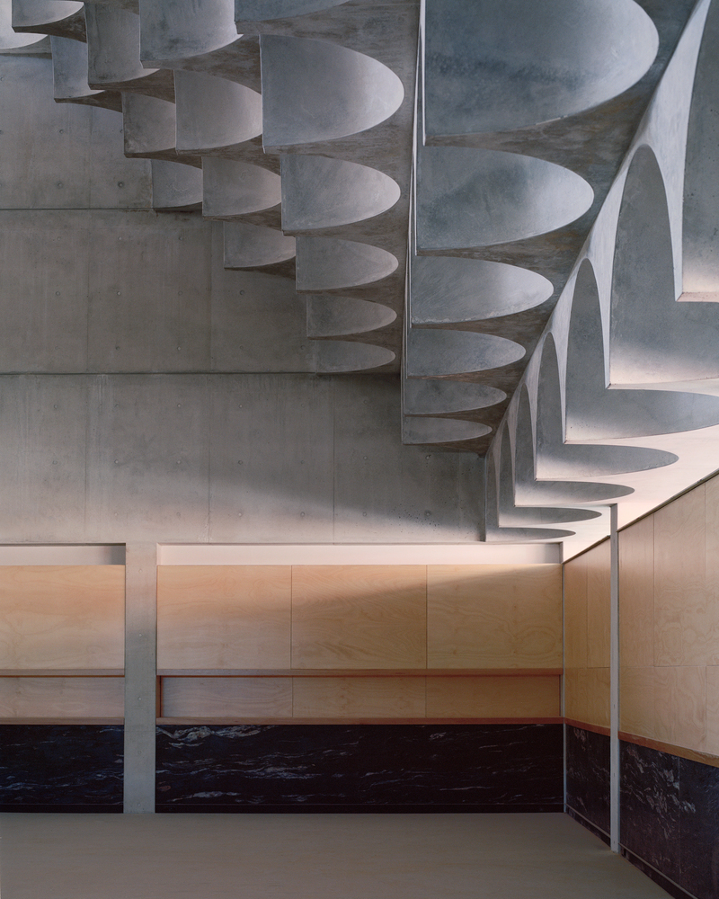 建筑围绕一个向一侧开放的方院,这为学生和社区成员提供了内部的视野和足够的隐私。这种配置创造了两个相邻但独立的庭院,满足了分离主要日间功能的客户需求