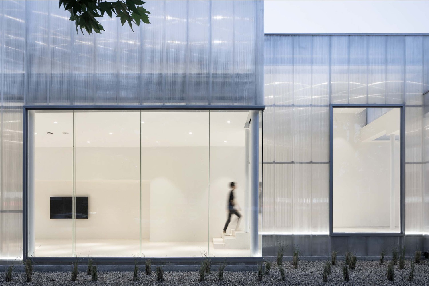 由于建筑各个体量的错落,使室内形成丰富的体验感。高度的不同和局部地面的抬高产生区域性,局部天花为PC板也使室内在不同时间段形成各种光影。