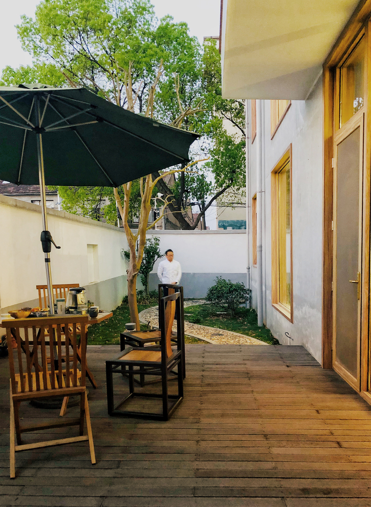 外立面我们采用了混凝土的涂料,刚好和太湖石的质感类似,最后形成了完整而秀气的气质,同时我们采用木纹的铝合金材质作为窗框和栏杆的压边,营造了温馨的居住气氛。该住宅像一块充满空间诗意的抽象化太湖石,矗立在庭院里,坐看云卷云舒。