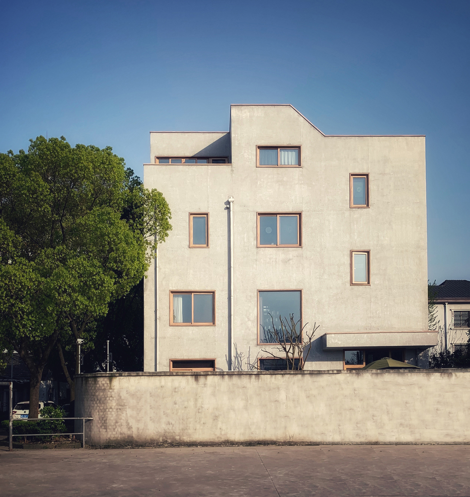 外观形式上是映射了内部空间的错层变化,通过半层的楼梯把内部的错层又重新连接起来,人的活动也完成了完整的内外流动起伏的路径,似在顽石上下内外行走,空间上也达到了太湖石的特色――内外的“透”,这不仅仅是视觉上的透,也是空间上的透。私宅内外空间焕然一体。