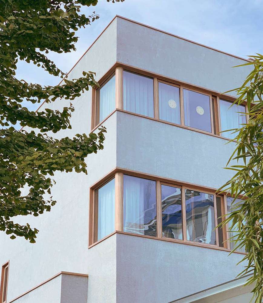 结合了业主的空间需求,该设计为业主创造了一个内部空间玲珑剔透而交错,外观素雅含蓄的自宅。