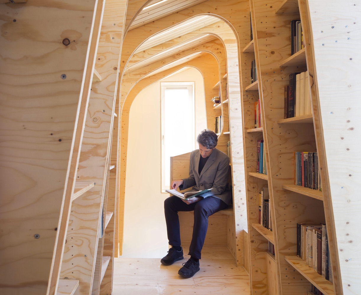 云杉胶合板比桦木胶合板更便宜,木材纹理更富有表现力。木材表面的阻燃处理是一种无害、无毒、低粘度的清水基产品,叫做Flametect C-WD。上面覆盖了渗透聚合物油。每个隔间的中央安装了300流明/米的LED照明条,以照亮书籍,并与拱门的风格相结合。