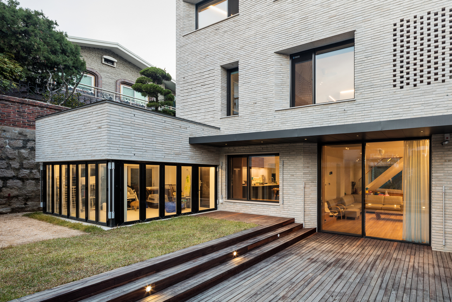 住宅内的众多露台不仅仅是连接内外的媒介,还为屋主的生活场所提供了新的选择范围。二层主卧室最大的露台有70%的区域由相互交错的砖块覆盖。在透光的时段,屋主可以在那里享受咖啡和阅读,进行短暂的休息。二层儿童房露台的半边被墙体包裹着,起到了遮挡外界窥探,保护屋主隐私的作用。但同时,屋主也可以自由选择Ta们的视野。三层的露台则毗邻客房和浴室的开窗。