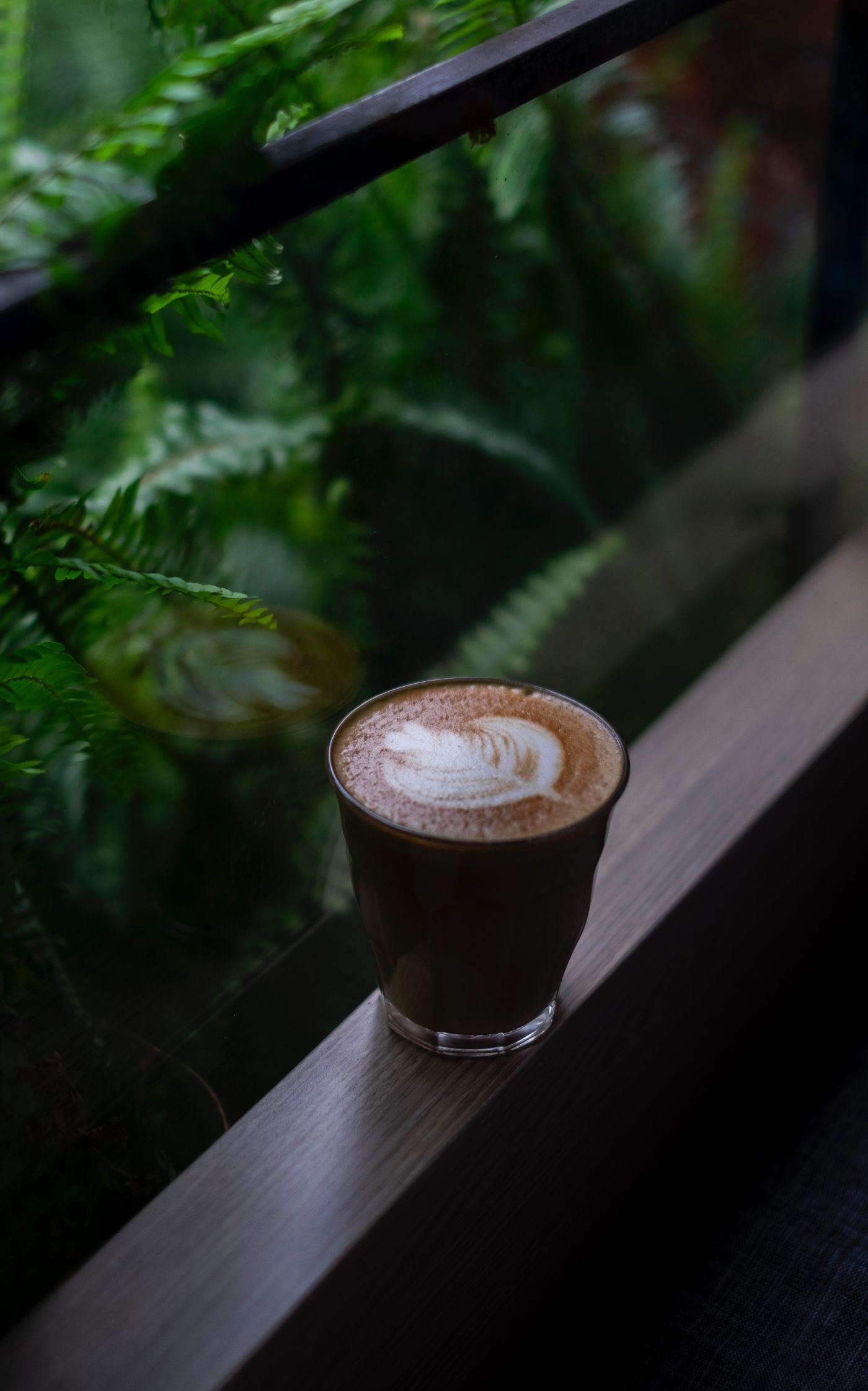 高清晰围栏上的拉花咖啡壁纸图片