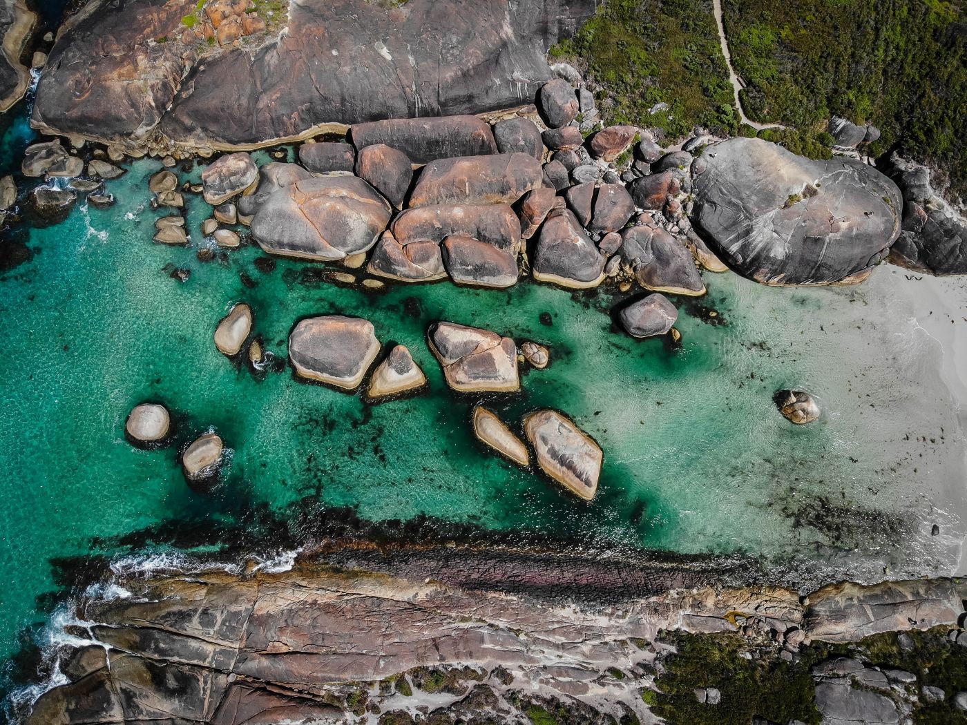 蓝海大岩石海滩图片